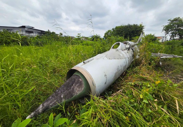 Cận cảnh máy bay MiG-21 bị 'bỏ quên' nhiều năm giữa khu dân cư Cà Mau Cận cảnh máy bay MiG-21 bị 'bỏ quên' nhiều năm giữa khu dân cư Cà Mau