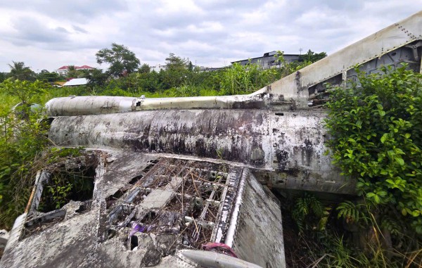 Cận cảnh máy bay MiG-21 bị 'bỏ quên' nhiều năm giữa khu dân cư Cà Mau Cận cảnh máy bay MiG-21 bị 'bỏ quên' nhiều năm giữa khu dân cư Cà Mau