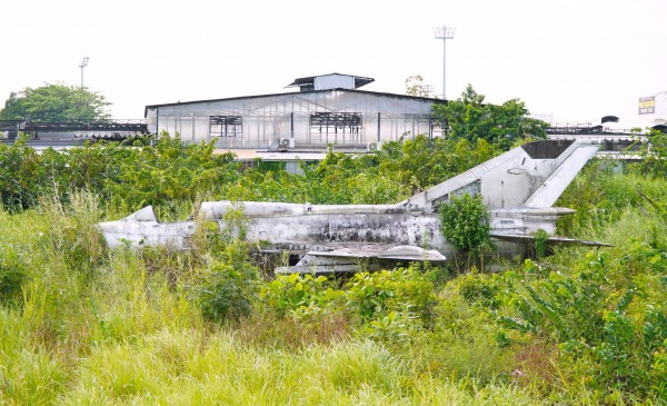 Cận cảnh máy bay MiG-21 bị 'bỏ quên' nhiều năm giữa khu dân cư Cà Mau Cận cảnh máy bay MiG-21 bị 'bỏ quên' nhiều năm giữa khu dân cư Cà Mau