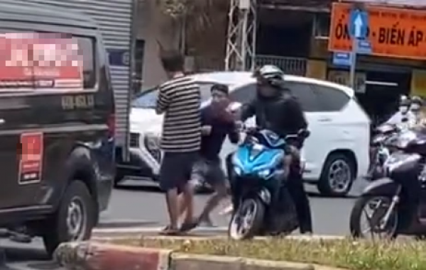 Xác minh clip 2 tài xế xô xát chảy máu đầu ở TP.HCM Xác minh clip 2 tài xế xô xát chảy máu đầu ở TP.HCM