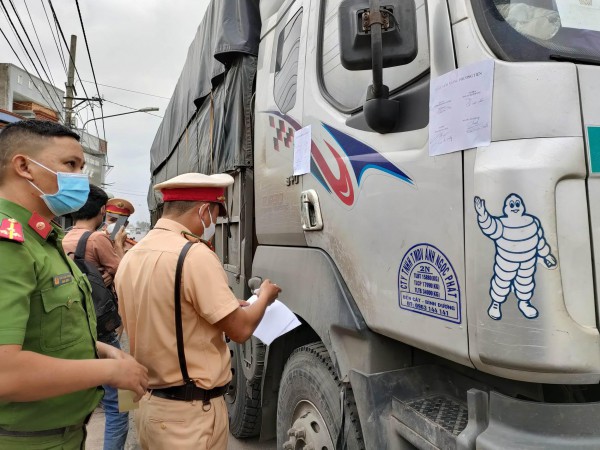 Mức phạt lỗi 'không mang' và 'không có' giấy tờ xe khác nhau thế nào?