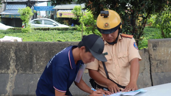 Mức phạt lỗi 'không mang' và 'không có' giấy tờ xe khác nhau thế nào?