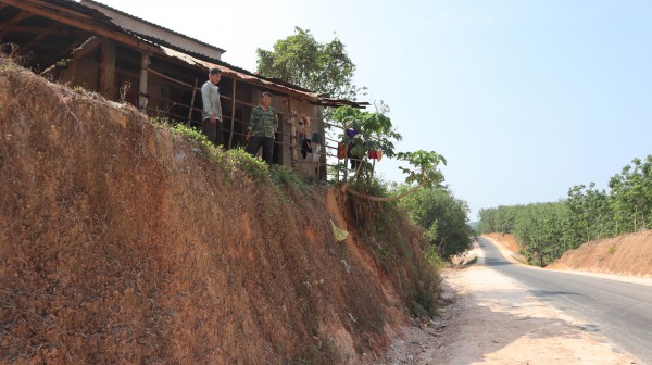 Đồng Nai: Thêm tuyến đường thi công khiến nhà dân chênh vênh bên mép vực sâu