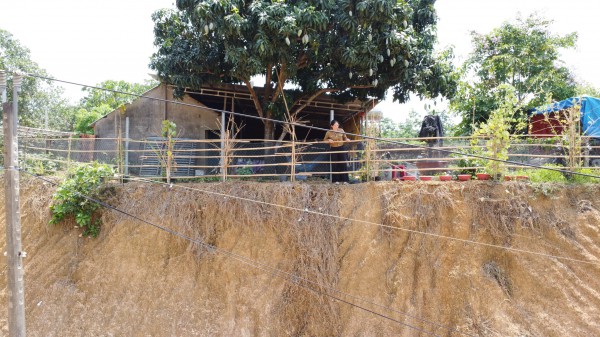 Đồng Nai: Thêm tuyến đường thi công khiến nhà dân chênh vênh bên mép vực sâu