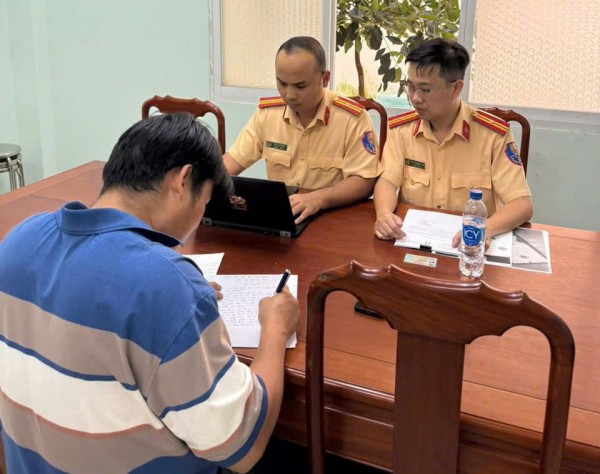 Chống chế 'quên mang giấy tờ xe' bị CSGT xử phạt thế nào?