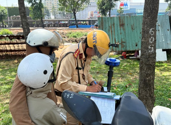 Chống chế 'quên mang giấy tờ xe' bị CSGT xử phạt thế nào?
