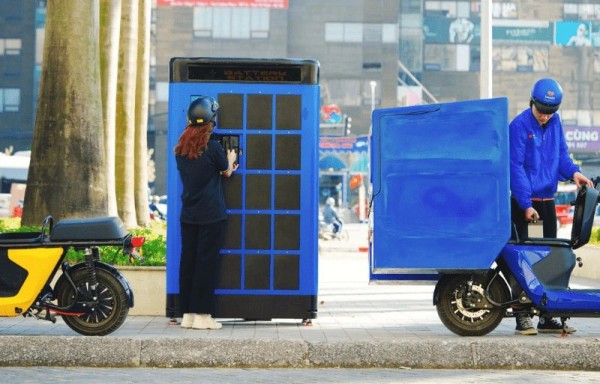 Xe máy điện sạc pin và đổi pin có ưu, nhược điểm gì?