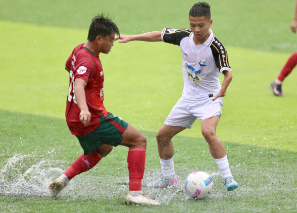 Chỉ còn một tay lành lặn, vẫn kiêu hãnh nâng cúp cùng Trường ĐH Thủy lợi