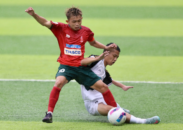 Chỉ còn một tay lành lặn, vẫn kiêu hãnh nâng cúp cùng Trường ĐH Thủy lợi