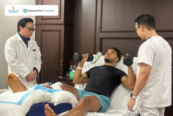 Vinmec cung cấp dịch vụ cứu thương chất lượng cao cho đội tuyển Việt Nam Vinmec cung cấp dịch vụ cứu thương chất lượng cao cho đội tuyển Việt Nam