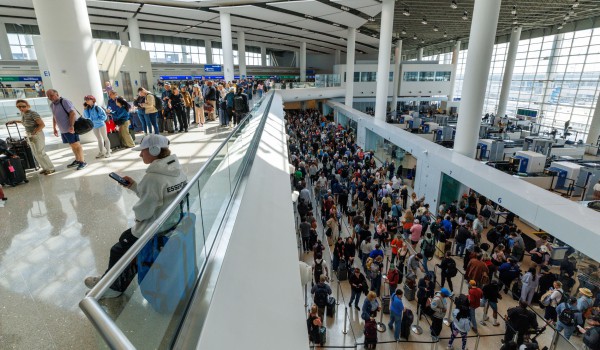 Nhân viên an ninh nghỉ hàng loạt, nhiều sân bay Mỹ quá tải Nhân viên an ninh nghỉ hàng loạt, nhiều sân bay Mỹ quá tải