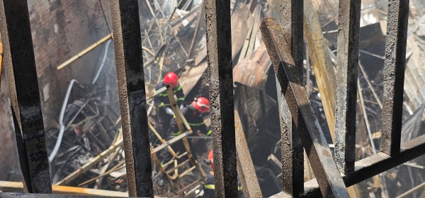 Cháy cửa hàng đồ nhựa ở TP.HCM, cư dân hốt hoảng di dời tài sản