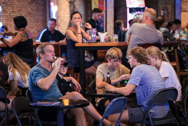 TP.HCM nên làm 'đặc khu' cho dịch vụ đêm hay xen cài trong khu dân cư?