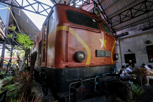 'Hồi sinh' đầu máy tàu hỏa gần 50 năm tuổi, quán cà phê ở Huế hút khách 'Hồi sinh' đầu máy tàu hỏa gần 50 năm tuổi, quán cà phê ở Huế hút khách