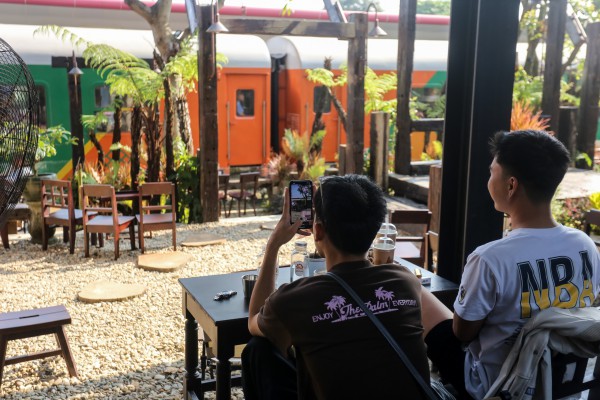 'Hồi sinh' đầu máy tàu hỏa gần 50 năm tuổi, quán cà phê ở Huế hút khách 'Hồi sinh' đầu máy tàu hỏa gần 50 năm tuổi, quán cà phê ở Huế hút khách