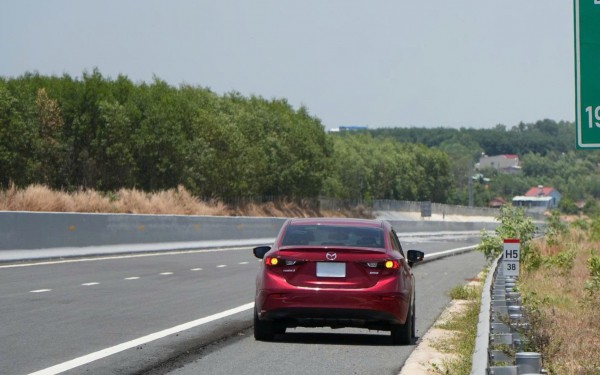 Trường hợp nào bắt buộc đặt biển cảnh báo sau ô tô 150 mét trên cao tốc?