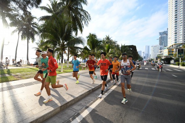 Tiền Phong Marathon 2026 lập kỷ lục hơn 12.000 VĐV tranh tài tại Khánh Hòa