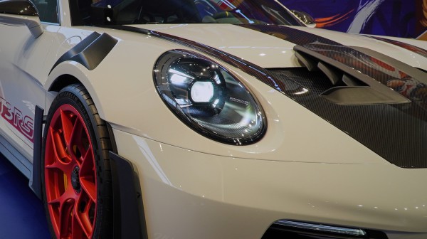 Cận cảnh Porsche 911 GT3 RS trang bị gói 'đường đua' Weissach tại Việt Nam