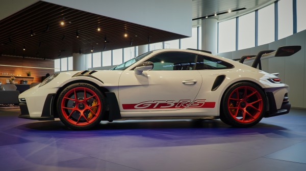 Cận cảnh Porsche 911 GT3 RS trang bị gói 'đường đua' Weissach tại Việt Nam
