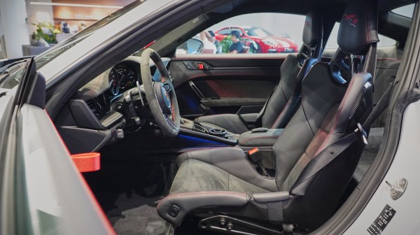 Cận cảnh Porsche 911 GT3 RS trang bị gói 'đường đua' Weissach tại Việt Nam