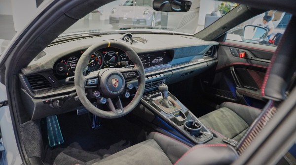 Cận cảnh Porsche 911 GT3 RS trang bị gói 'đường đua' Weissach tại Việt Nam