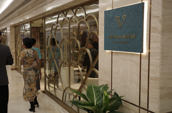 Nhà hàng Michelin của đầu bếp Luke Nguyễn lần đầu vào trung tâm thương mại