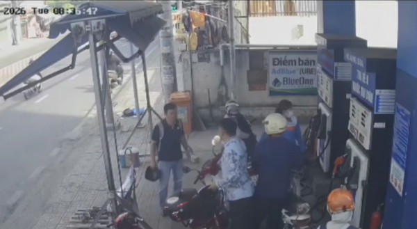 Xô xát tại cây xăng sau va quẹt, 2 người ở TP.HCM bị mời làm việc
