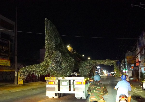 Vì sao phải di dời máy bay MiG-21 bị 'bỏ quên' ở Cà Mau vào ban đêm?