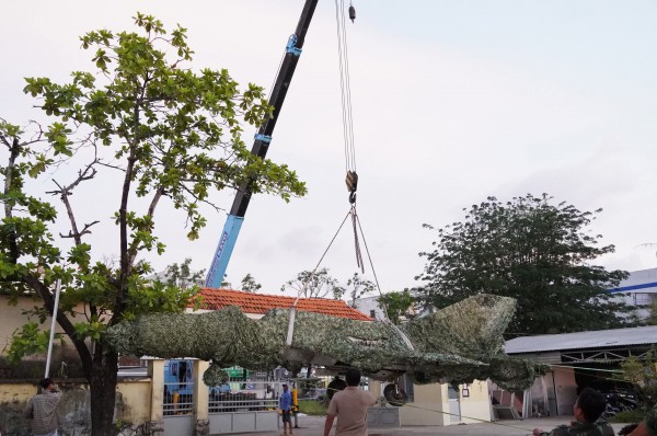 Vì sao phải di dời máy bay MiG-21 bị 'bỏ quên' ở Cà Mau vào ban đêm?