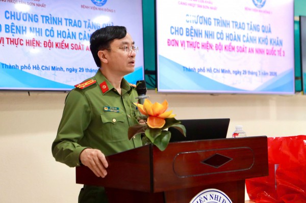 Công an cửa khẩu Tân Sơn Nhất tặng quà các bệnh nhi ung thư