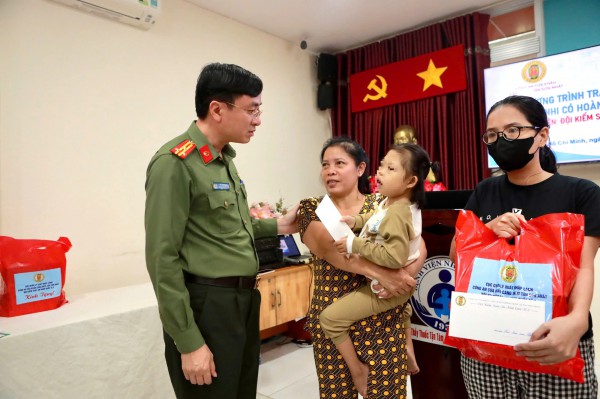 Công an cửa khẩu Tân Sơn Nhất tặng quà các bệnh nhi ung thư