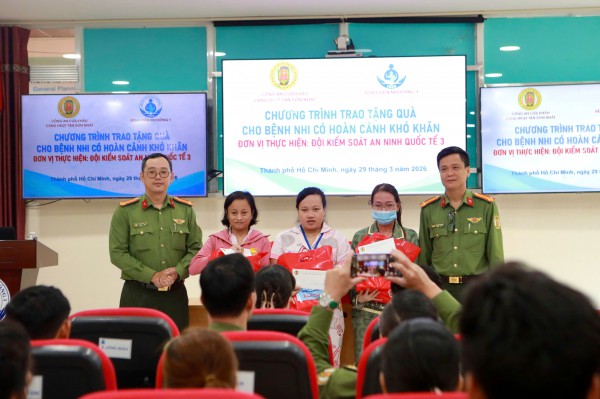 Công an cửa khẩu Tân Sơn Nhất tặng quà các bệnh nhi ung thư