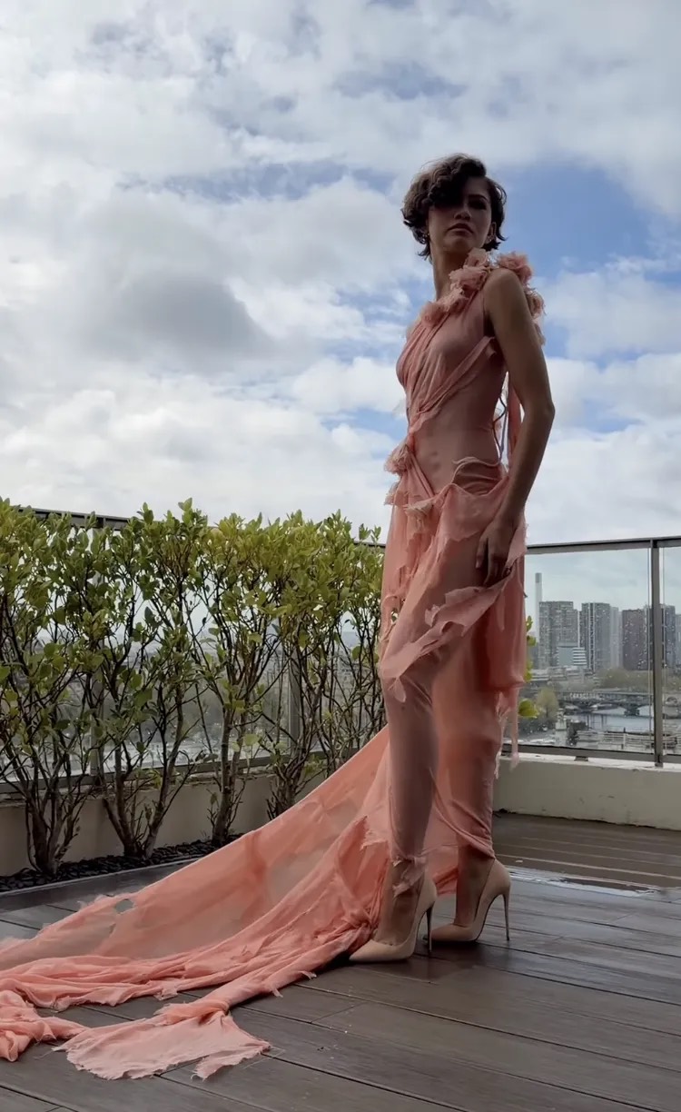 Zendaya biến trang phục cưới thành phong cách đời thường Zendaya biến trang phục cưới thành phong cách đời thường