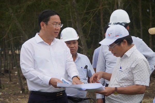 Cửa Lở bồi lấp, ngư dân 'mắc cạn' giữa mùa biển