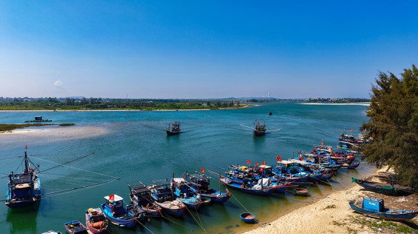 Cửa Lở bồi lấp, ngư dân 'mắc cạn' giữa mùa biển