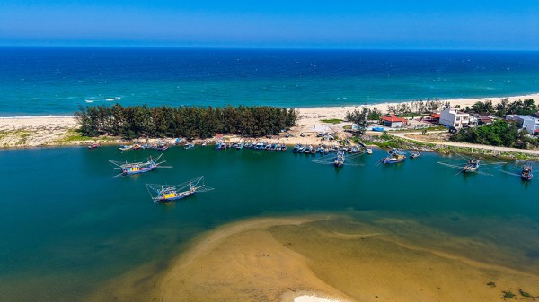 Cửa Lở bồi lấp, ngư dân 'mắc cạn' giữa mùa biển