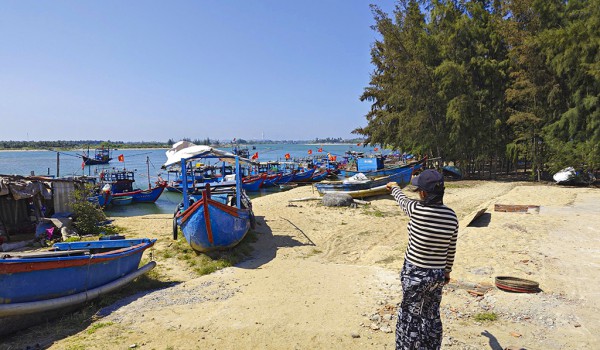 Cửa Lở bồi lấp, ngư dân 'mắc cạn' giữa mùa biển