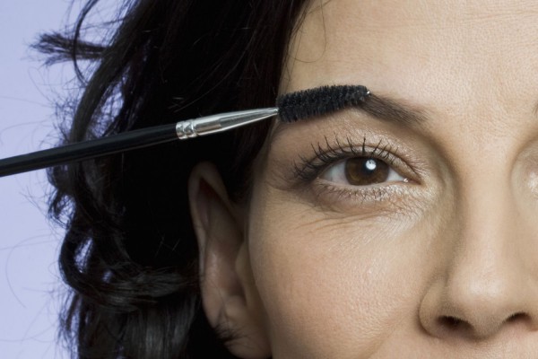 Có cách nào giảm độ thưa của hàng lông mày sau tuổi 50?