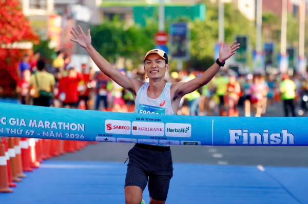 Hoàng Nguyên Thanh lần thứ 7 vô địch Tiền Phong Marathon, Ngọc Hoa trườn về đích tạo cảm xúc đặc biệt