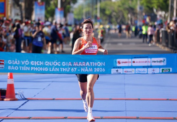 Hoàng Nguyên Thanh lần thứ 7 vô địch Tiền Phong Marathon, Ngọc Hoa trườn về đích tạo cảm xúc đặc biệt