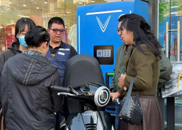 Giá xăng dầu tăng cao, xe máy điện “cháy hàng”