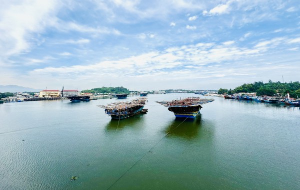 2 tàu cá Quảng Ngãi chở 70 ngư dân hỏng máy, cầu cứu hỗ trợ trên biển