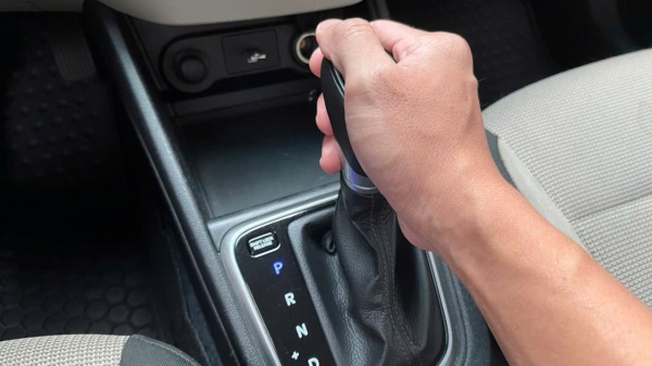 3 lý do vì sao không nên chuyển cần số về P khi dừng đèn đỏ