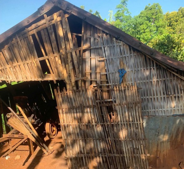 Bé gái sơ sinh bị bỏ rơi trong chòi rẫy cà phê ở Gia Lai Bé gái sơ sinh bị bỏ rơi trong chòi rẫy cà phê ở Gia Lai