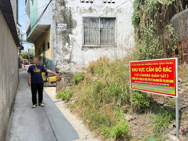 Bị phạt vì vứt 3 chậu cây vào bãi đất ở TP.HCM Bị phạt vì vứt 3 chậu cây vào bãi đất ở TP.HCM