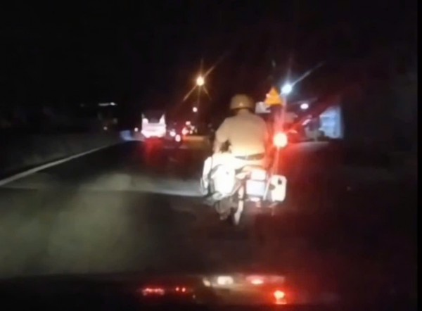 CSGT Tây Ninh mở đường, đưa người phụ nữ nghi bị tai biến đi cấp cứu