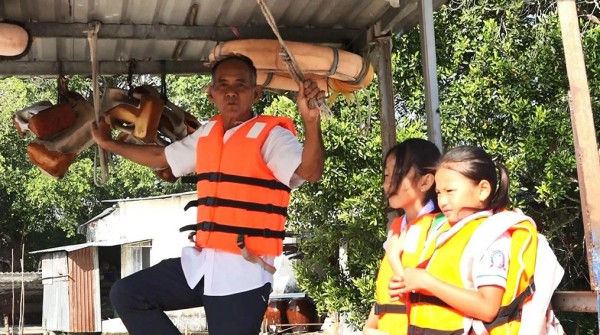 Cảm phục tấm lòng của người lái đò nhân ái