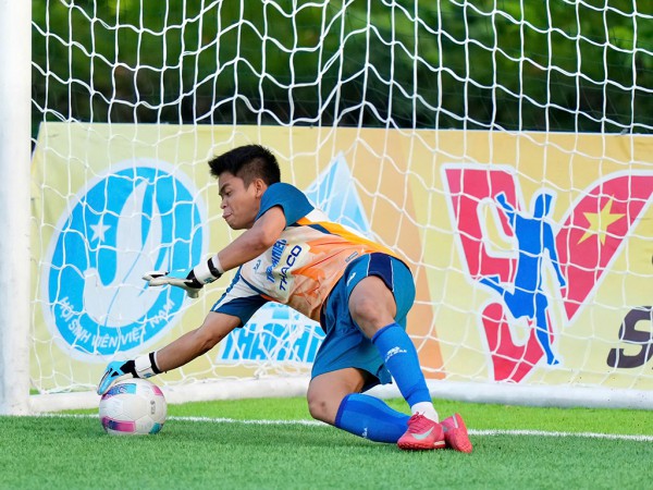 Chàng thủ môn dũng mãnh có trái tim ấm áp