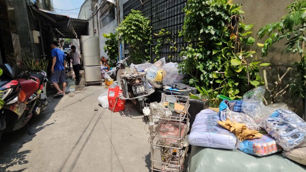 Cháy cửa hàng đồ nhựa ở TP.HCM, cư dân hốt hoảng di dời tài sản