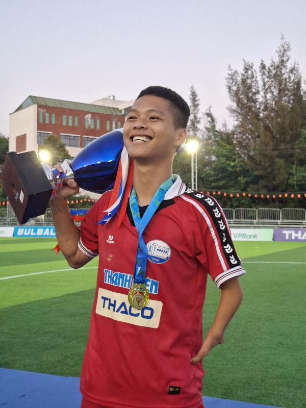 Chỉ còn một tay lành lặn, vẫn kiêu hãnh nâng cúp cùng Trường ĐH Thủy lợi